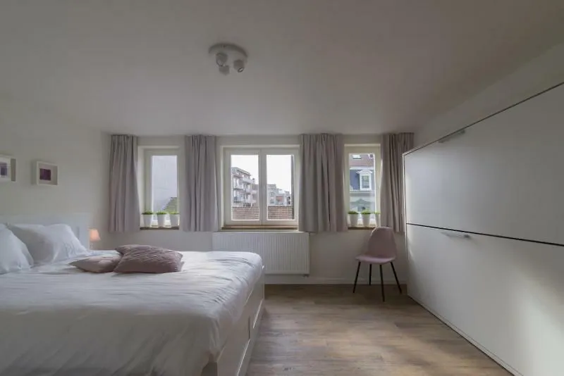 Huize Lily, Oostende 14P. Villa 0*, Ostend